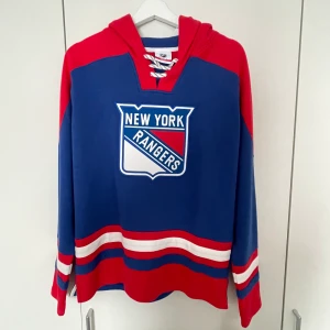 New York Rangers hoodie Panarin - Helt ny, aldrig använd hoodie. Youth storlek så passar en typ 10 åring. Står XL på taggen men är mer som en S. Officiell produkt (äkta)