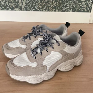 K.COBLER skor - Ett par super fina k.cobler sneakers i strl: 37