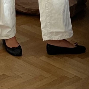 Svarta ballerina i skinn  - Svarta ballerina!  Stl 39 i skinn imitation 