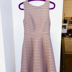 Klänning - Ljuslila klänning. Nyskick. 