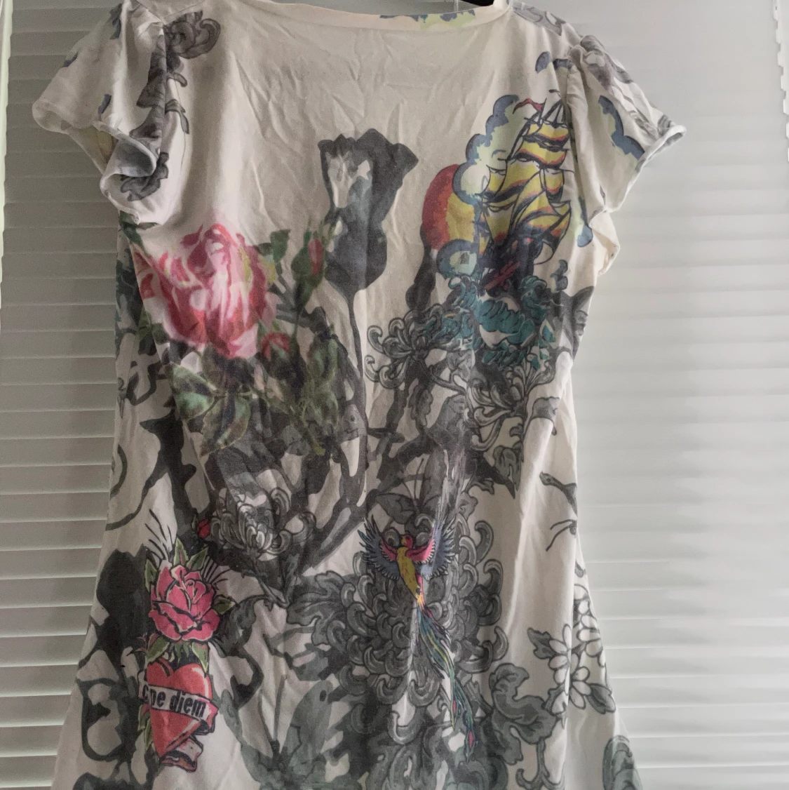 T-Shirt med figurer och stenar på i storlek S - 91