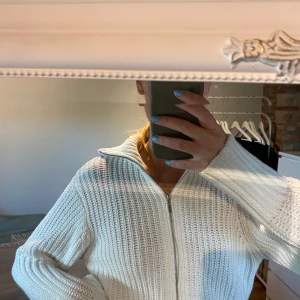 Stickad  - Säljer denna jätte fina stickad tröja med sip. Så fint och som ny i skicket! 😍😍🙌🏼