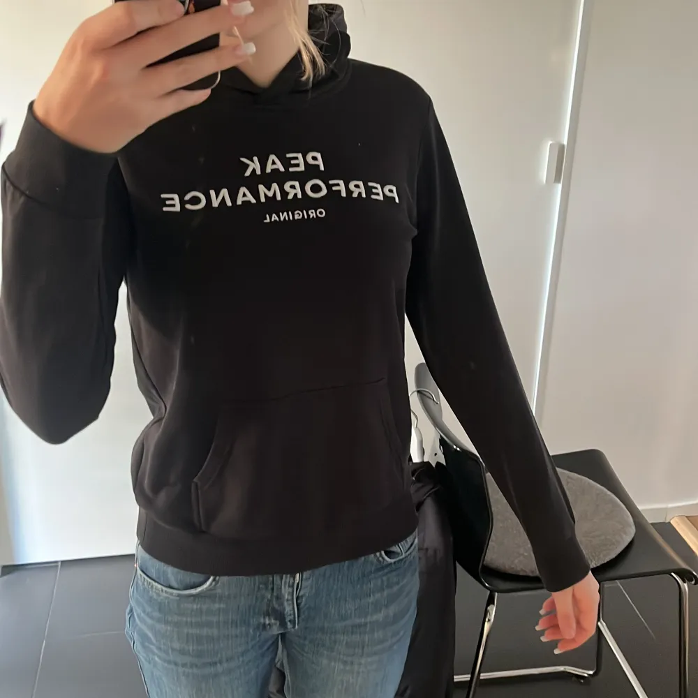 Svart peak performance hoodie. Använder ej men är super fin. Köparen står för frakten.. Hoodies.