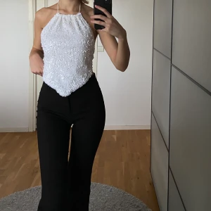 GinaTricot, topp - Rygglös topp med paljetter från GinaTricot. Använd ca 3 ggr, fint skick. Storlek S