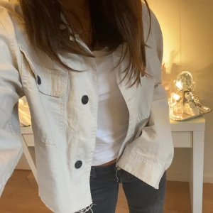En beige skjortjacka - En beige tunn skjortjacka från hm som jag har klippt av❣️Finns inga knappar kvar vid ärmarna vilket gör dem lite mer vida. Köpare står för frakt. 