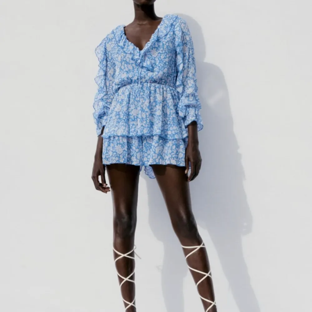 En blå klänning/ jumpsuit från zara. Kjoldelen av klänningen sitter ihop som ett par shorts vilket gör att man slipper vara orolig att visa något man inte vill visa. Den är oanvänd med prislappen kvar. Den är i storlek xs och hade originalpris 399kr🫶🏼. Mekot.