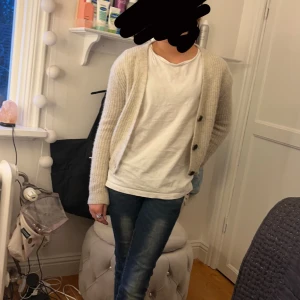 En fluffig kofta - Den är några månader gammal och är lite lite stickig om man inte har ngt under.