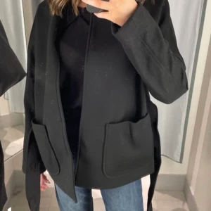 Kort kappa  - Säljer denna kappa från hm med skärp då den var för stor för mig. Lånad bild men kan skicka egna med. Vill bli av med den asap 