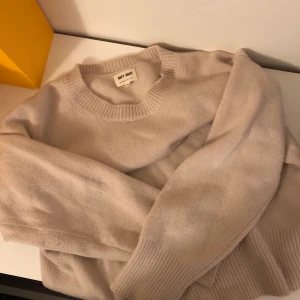 Soft goat tröja - Säljer nu finaste och mysigaste tröjan!! 💓 den är i bra skick bara att den är lite nopprig, men det går att ta bort 🫶🏽 storleken är M