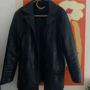 Vintage skinnjacka - Köpt secondhand men i mycket fint skick Mer kvinnlig passform/modell Står storlek 40 men skulle säga XS/S/M beroende på hur man vill att den sitter (Ganska liten i storlek) 