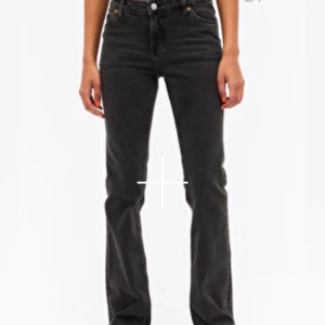 Zara jeans  - Jag säljer nu mina fina byxor från zara! säljer dom då dom är försmå, jätte fint skick, köparen står för frakten, skriv för bilder🤍