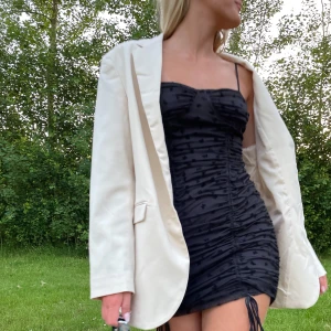 Motel Rocks klänning - Svart klänning från Motel Rocks. Tyget är ryschat med fjärilar på meshen. Justerbara band och sydda kupor för brösten😍