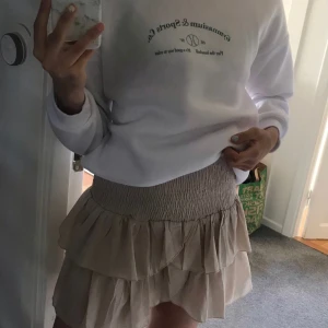 biefe volang kjol - säljer min beige volang kjol i storlek s