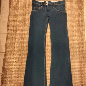 Freddy wrup - Säljer äkta Freddy's i superfint skick då dom knappt är använda. Storlek 36 / Small ganska stretchiga. Formar rumpan bra och är lowwaist. Innerbennen är 80cm. 