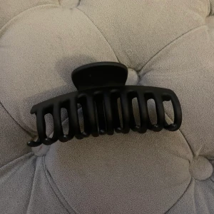Hårklämma - Kollar upp frakt vid intresse