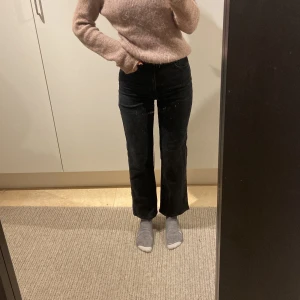 Jeans  - Snygga svarta zara ankle jeans 😍strlk 34 men passar 36 oxå!