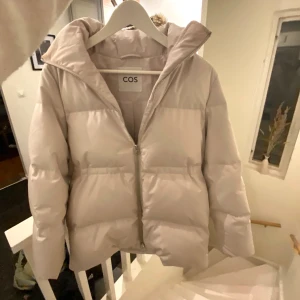 Vinterjacka COS - Så snygg vinterjacka från COS! Just nu slutsåld på hemsidan. Nypris 1750kr, mitt pris 1250 kr (Kan sänka priset då jag vill få den såld)) 