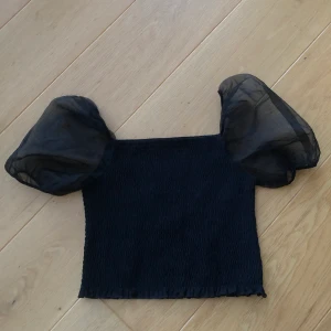 Topp med puffärmar - Från: SHEIN. Orginalpris: 120kr. Nytt pris: 40kr. Inga skador eller fläckar. Kommer från djur och rökfritt hem. 