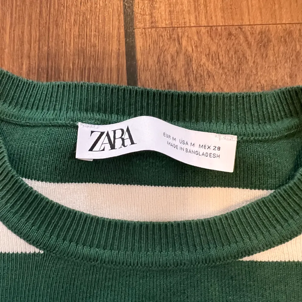 Randig croppad långärmad från Zara. Köpt för ca ett år sedan, i nyskick då jag knappt använt den. . Tröjor & Koftor.