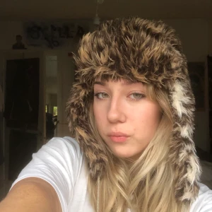 Pälsmössa  - Fejk pälsmössa som inte kommer till användning längre. Supermysig och varm, skriv om du har några frågor💕💕