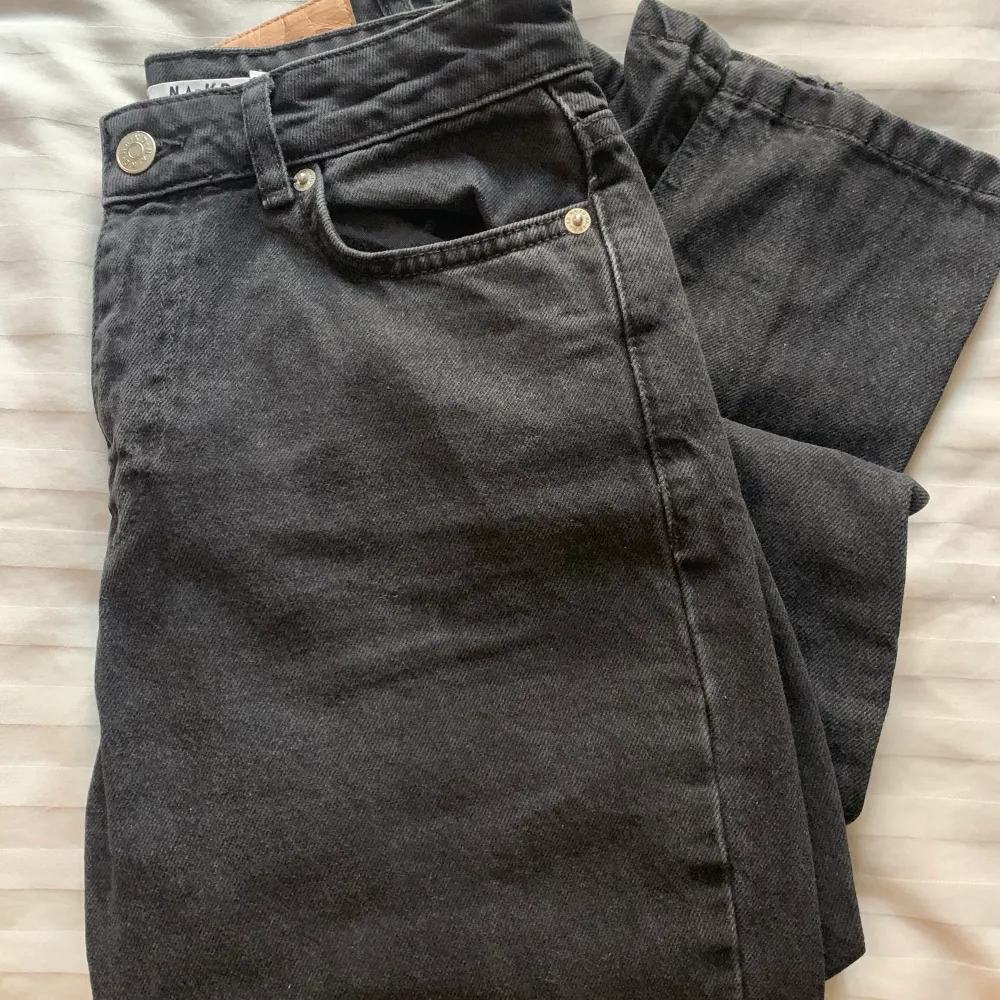 Säljer dessa jeans från NAKD med slits i storleken 32 men sitter mer som 34/36, midwaisted/highwaisted beroende på hur man vill ha dem. Mycket lite Andvänd.. Jeans & Byxor.