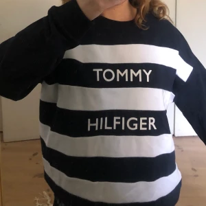 Tommy Hilfiger tröja - Tommy Hilfiger tröja. (Sweatshirt) Långärmad tröja som är marinblå/vit randig. Storlek M. Helt oanvänd med lappen kvar. Väldigt bra kvalitet. (Äkta)