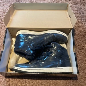 Jordan 1 obsidian - Säljer nu mitt par Jordan 1 dark obsidian. Riktigt sjyst skick med tanke på åldern på skorna. Lite crease vid tån men inte synligt. Kvitto finns.