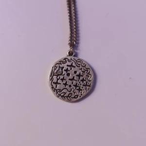 halsband i silver  - Silverhalsband med fina detaljer, köpte från en butik som sålde bohemiska kläder online men minns inte namnet tyvärr. Kan posta som brev för 15kr.