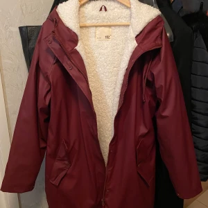 Fodrad Regnkappa Lager 157 - Säljer denna långa regnkappan från Lager157 som är mjuk och skön innuti och är i storlek Large. Helt nytt skick, skriv för frågor! Nypris 400, säljer den för 250