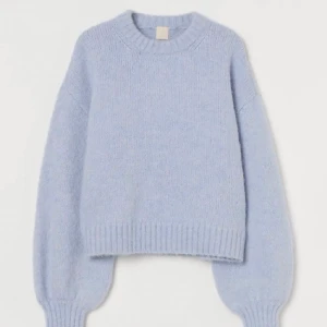 Mohair stickad tröja - Ljusblå stickad tröja från H&M i mohair. Superfint skick, inköpt för 499kr. Säljer då jag har alldeles för många stickade tröjor! Luddar lite 🥰 köparen står för frakten 