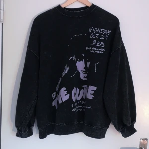 h&m tröja strl S - Mörkgrå The Cure tröja, från H&M. Står strl S, antar att det är herrstorlek, den är rätt oversize. Jag har XS som referens. 