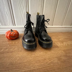 Dr martens  - Dr martens skor advända ungefär 3 gånger då storleken inte va bra för mig de är i bra skick ända grejen är att det är två små märken på framsidan av ena skon villket man ser på en av bilderna 