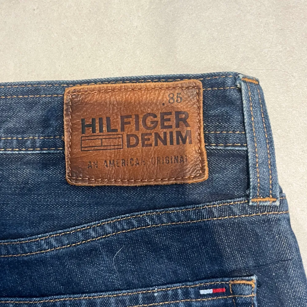 Snygga Tommy hillfiger jeans köpta på sellpy. Säljer då de är för stora. De är aldrig använda. Köparen står för frakt. . Jeans & Byxor.