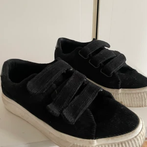 Skor med Kardborre band  - Säljer dessa skor då dom inte kommer till användning, storlek 38.💖