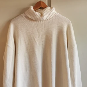 Stickad Klänning/ tröja - Säljer en stickad klänning/ tröja i storlek L men jag har xs och funkar perfekt som klänning. Har använts vid fåtal tillfällen så i jättebra skick. 