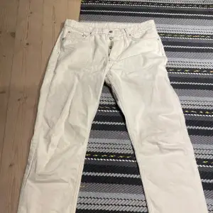 Snygga vita byxor som jag säljer eftersom att de är för korta använda en gång. 