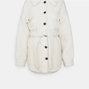 Teddyjacka - Säljer  mysiga teddyjacka från Nelly, jag köpte den på Plick men säljer nu den då den va för stor för mig, tjejen jag köpte den av har knappast använt den och inte jag heller så den är som ny och är i jätte bra skick❣️skriv privat för mer bilder, 110+frakt