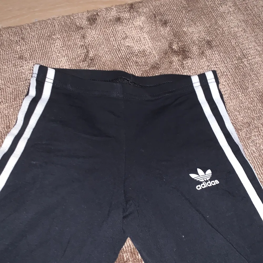 Dessa adidas tights är alldeles för korta för mig. De är i storlek 140 men skulle säga att de även passer 148. De är andvända men inga hål eller synliga tecken på de.. Jeans & Byxor.