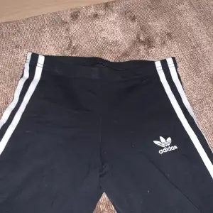 Dessa adidas tights är alldeles för korta för mig. De är i storlek 140 men skulle säga att de även passer 148. De är andvända men inga hål eller synliga tecken på de.