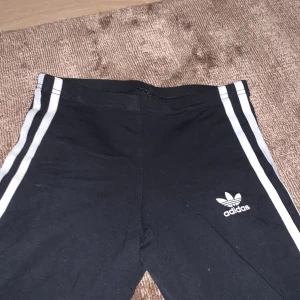 Adidas tights - Dessa adidas tights är alldeles för korta för mig. De är i storlek 140 men skulle säga att de även passer 148. De är andvända men inga hål eller synliga tecken på de.