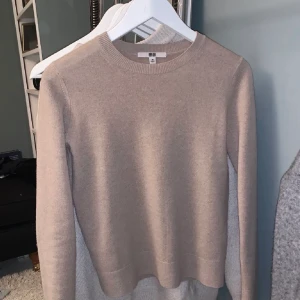 Kashmir tröja - Stickad tröja i 100% kashmir från Uniqlo. Stl S. Använd fåtal ggr och i nyskick, köpt för 1500kr. 🤍