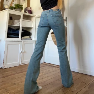 Jeans  - Super coola jeans som är köpta i Frankrike, ganska långa och vida. Själva jeanstyget är glittrigt och har stenar på sidorna. Har dessväre några fläckar. Bättre bilder vid intresse så fixar jag💓 Använder inte köp nu funktionen!! 