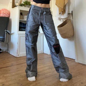 Byxor - Fina byxor med många detaljer! Fint skick 🎀