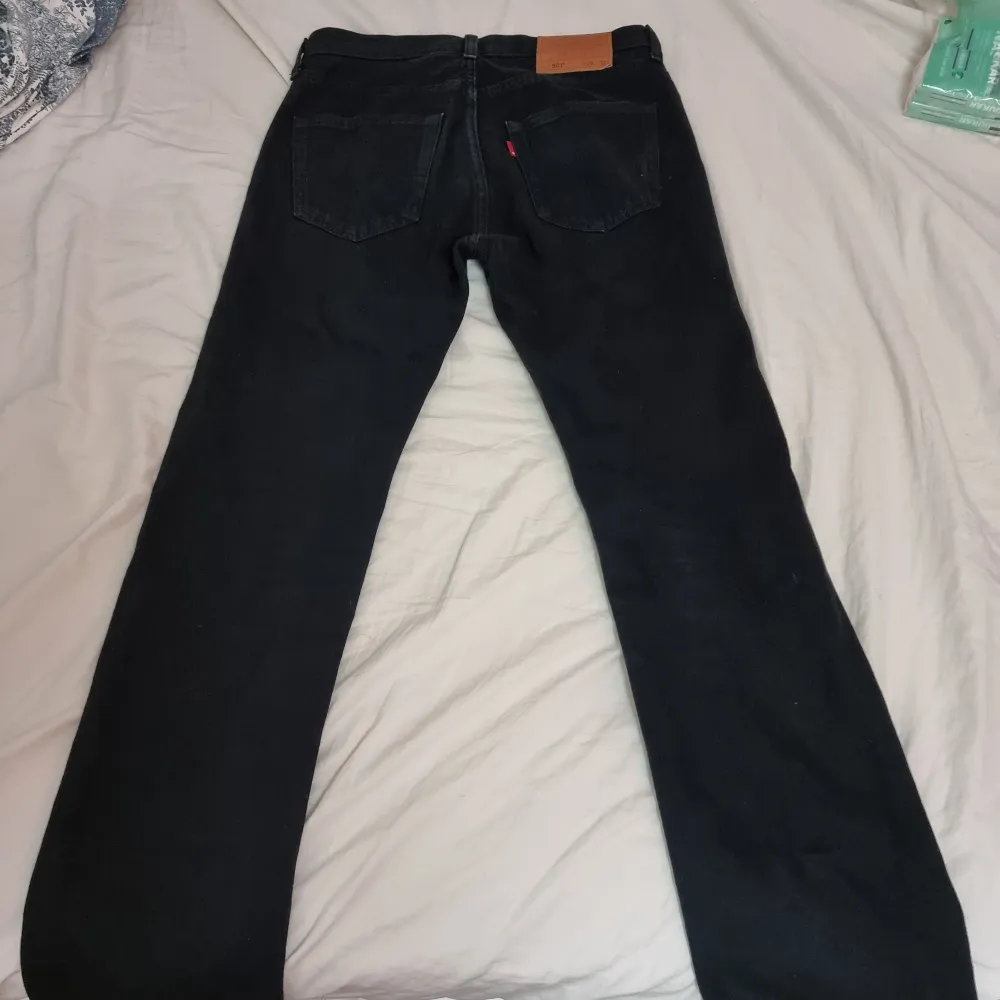 Säljer dessa svarta Levis jeansen i modellen 501. Helt okej skick. Nypris 1100.. Jeans & Byxor.