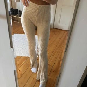Beiga byxor - Säljer dessa ribbade byxor från Urban Outfitters, som passar både som mjukisbyxor eller till vardags. Ger en fina former! Väldigt bra skick, knappt använda. Stl XS 🦋