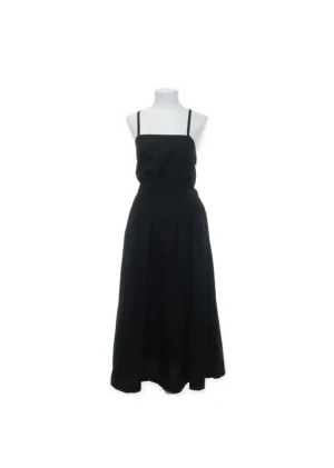 H&M klänning - Black dress, with naked back. It fits awesome and looks great.