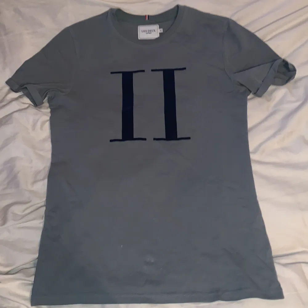Fin T-shirt från Les Deux, Använd fåtal gånger, skriv om intresse finns. Frakt ingår ej, nypris 500. T-shirts.