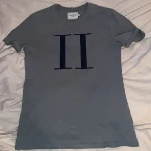 Fin T-shirt från Les Deux, Använd fåtal gånger, skriv om intresse finns. Frakt ingår ej, nypris 500