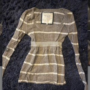 Abercrombie and Fitch babydoll topp  - Långärmad babydoll topp från Abercrombie and Fitch i storlek M. OBS hål under ena armhålan ❣️