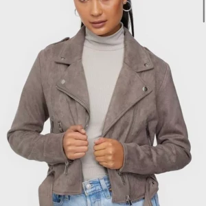 Biker jacka - Biker jacka i färgen mullvad. Använd fåtal gånger så i nyskick. Storlek 36💞Nypris 600:-